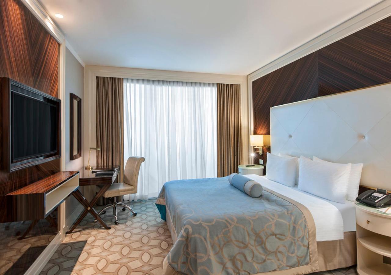 Deluxe Room Queen Size Bed